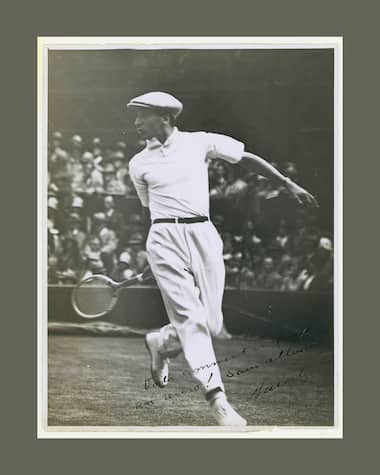 René Lacoste en Wimbledon en 1928, ©Archivos Lacoste. Fondo Jacques Brugnon.