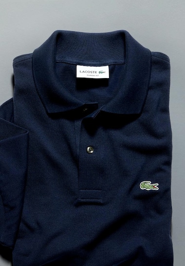 Polo azul marino doblado de Lacoste