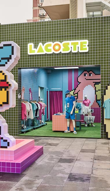 Devanture du pop-up store Lacoste à Shanghai pour la collection "Summer Attitude".