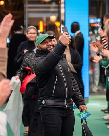 Arrivée des meilleurs clients à la soirée de Noël Lacoste