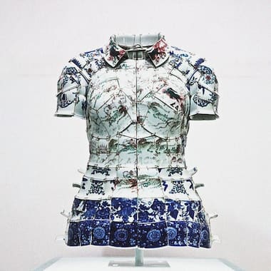 Porcelain polo shirt sculpture by Li Xiao Freng, 2010 ©DR