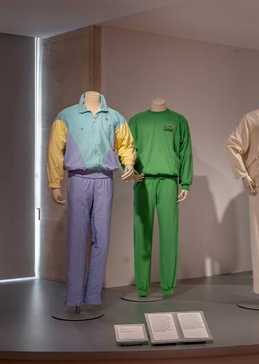 Lacoste tracksuits bei der Ausstellung "Mode und Sport, von einem Laufsteg zum anderen" im Musée des Arts Décoratifs in Paris. Oder