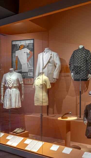 Pezzi iconici Lacoste alla mostra "Mode et Sport, d'un podium à l'autre" al Musée des Arts Décoratifs di Parigi.