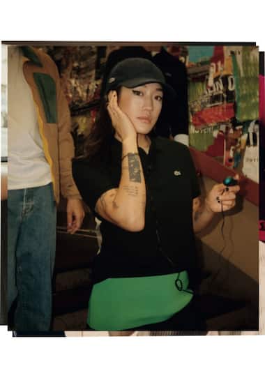 schwarzes Kurzarm-Poloshirt getragen von Peggy Gou