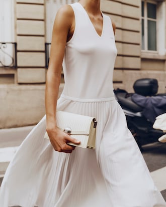 Langes, &auml;rmelloses Faltenkleid