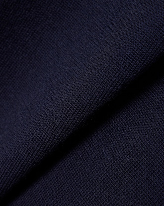 Einfarbiger Pullover aus Merinowolle mit V-Ausschnitt