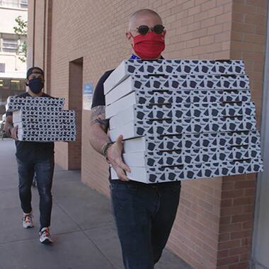 Pizza en polo levering ter ondersteuning van het medisch personeel in New York tijdens de pandemie