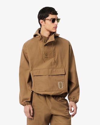 Veste demi-zipp&eacute;e en toile d&eacute;perlante avec badge