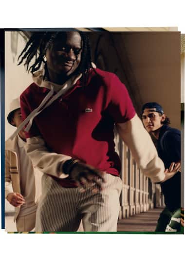 Klassisches burgunderrotes Polo &uuml;ber einem cremefarbenen Hoodie von Salif Gueye getragen