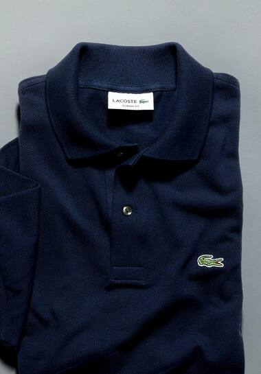 Polo pli&eacute; bleu marine Lacoste
