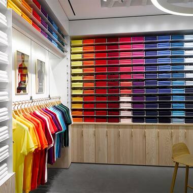 Mur de polos color&eacute;s boutique Lacoste