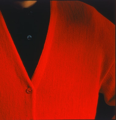 D&eacute;tail d'un pull &agrave; mailles point mousse rouge