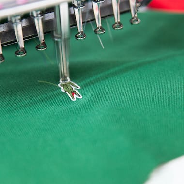 Coccodrillo ricamato su polo verde