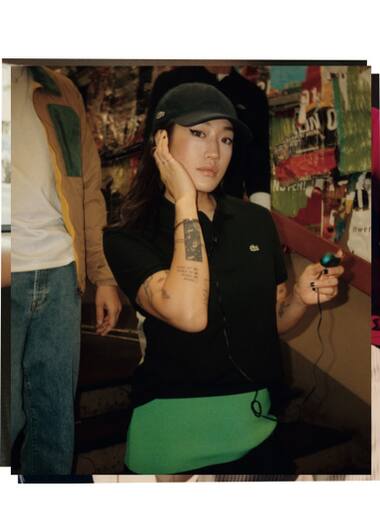 polo nera a maniche corte indossata da Peggy Gou