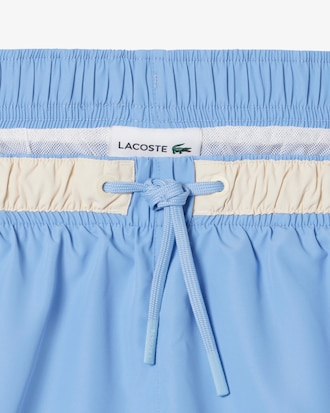 Halblange Badehose mit kontrastierenden Streifen von Lacoste