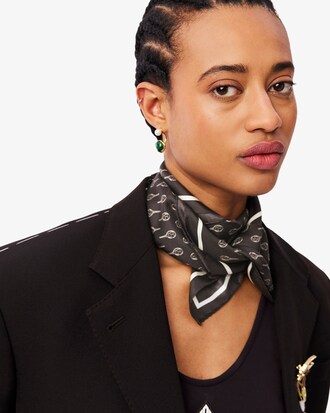 Bedrucktes, quadratisches Seidentuch Runway