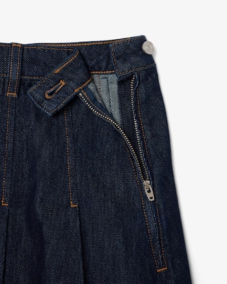 Jupe pliss&eacute;e courte denim