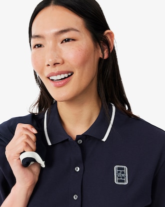 Abito svasato in petit piqu&eacute; con stemma