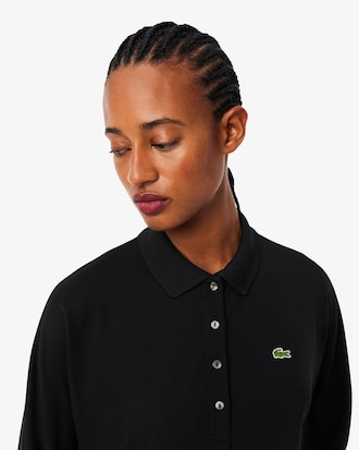 Abito slim fit in fluido piqu&eacute; con collo a polo