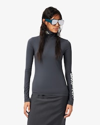 T-shirt elasticizzata a collo alto con stampa Runway