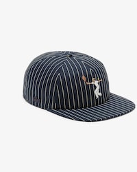 Gestreifte und bestickte Kappe aus Baumwoll-Twill