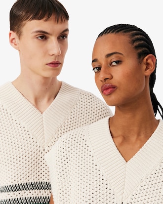 &Auml;rmelloser Pullover aus durchbrochenem Piqu&eacute; mit Streifen