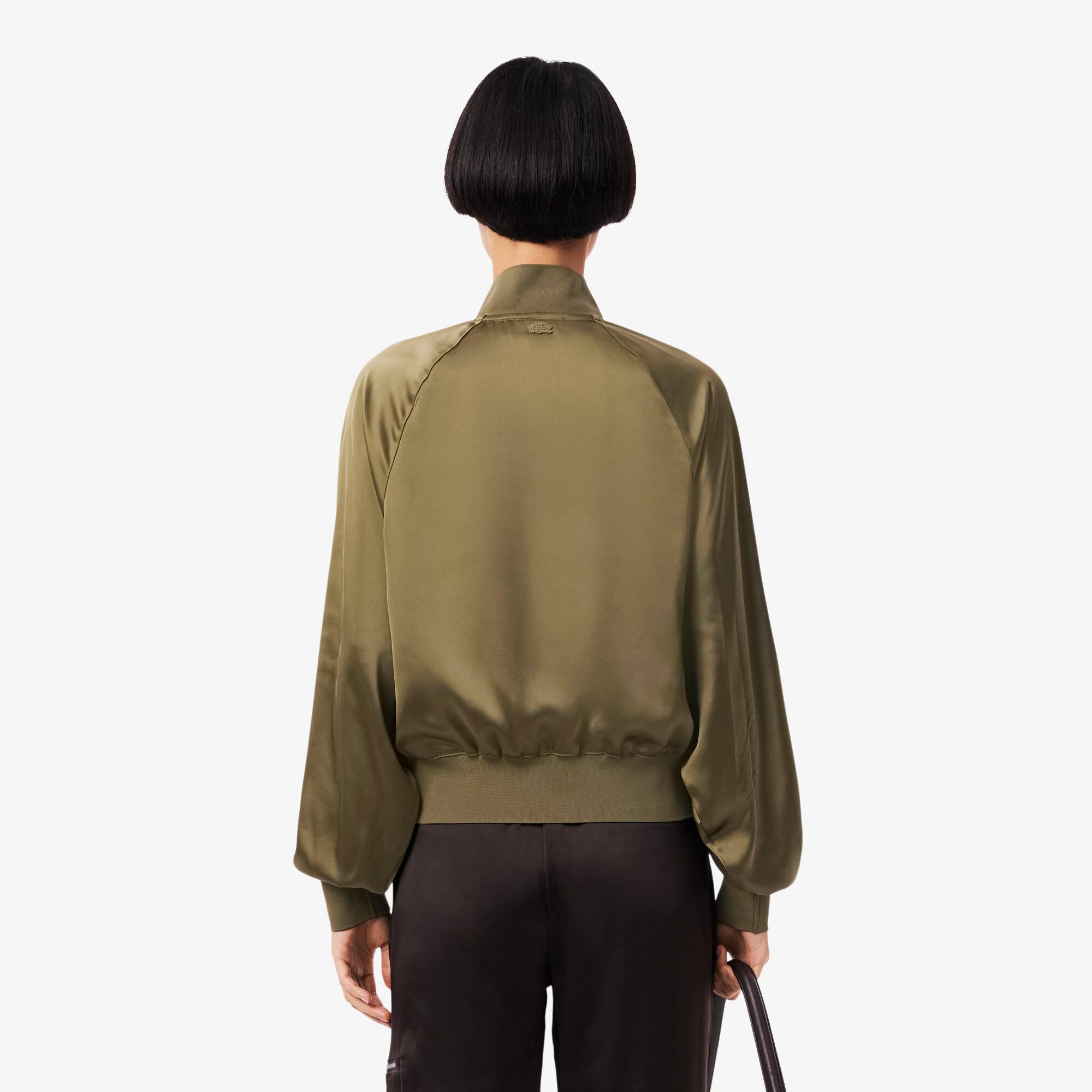 Thumbnail - Lacoste Oversized Bomberjacke aus Satin mit gestickter Unterschrift - Khaki Grün Size 46