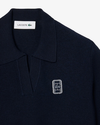 Regular Fit-Polohemd aus Strickmaterial mit offenem Kragen und Badge-Akzent