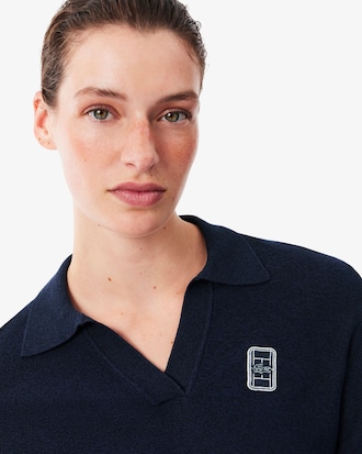 Regular Fit-Polohemd aus Strickmaterial mit offenem Kragen und Badge-Akzent
