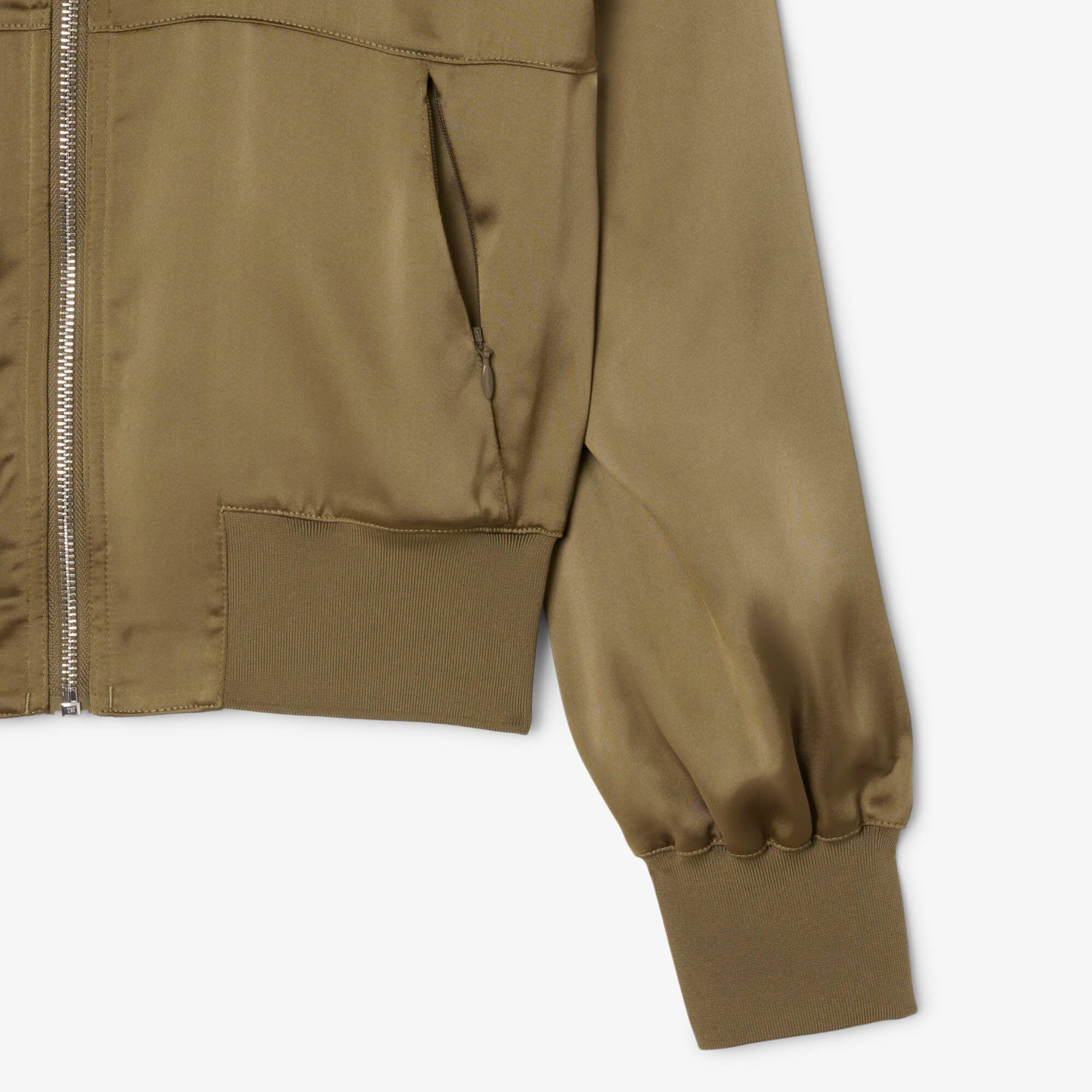 Thumbnail - Lacoste Oversized Bomberjacke aus Satin mit gestickter Unterschrift - Khaki Grün Size 46