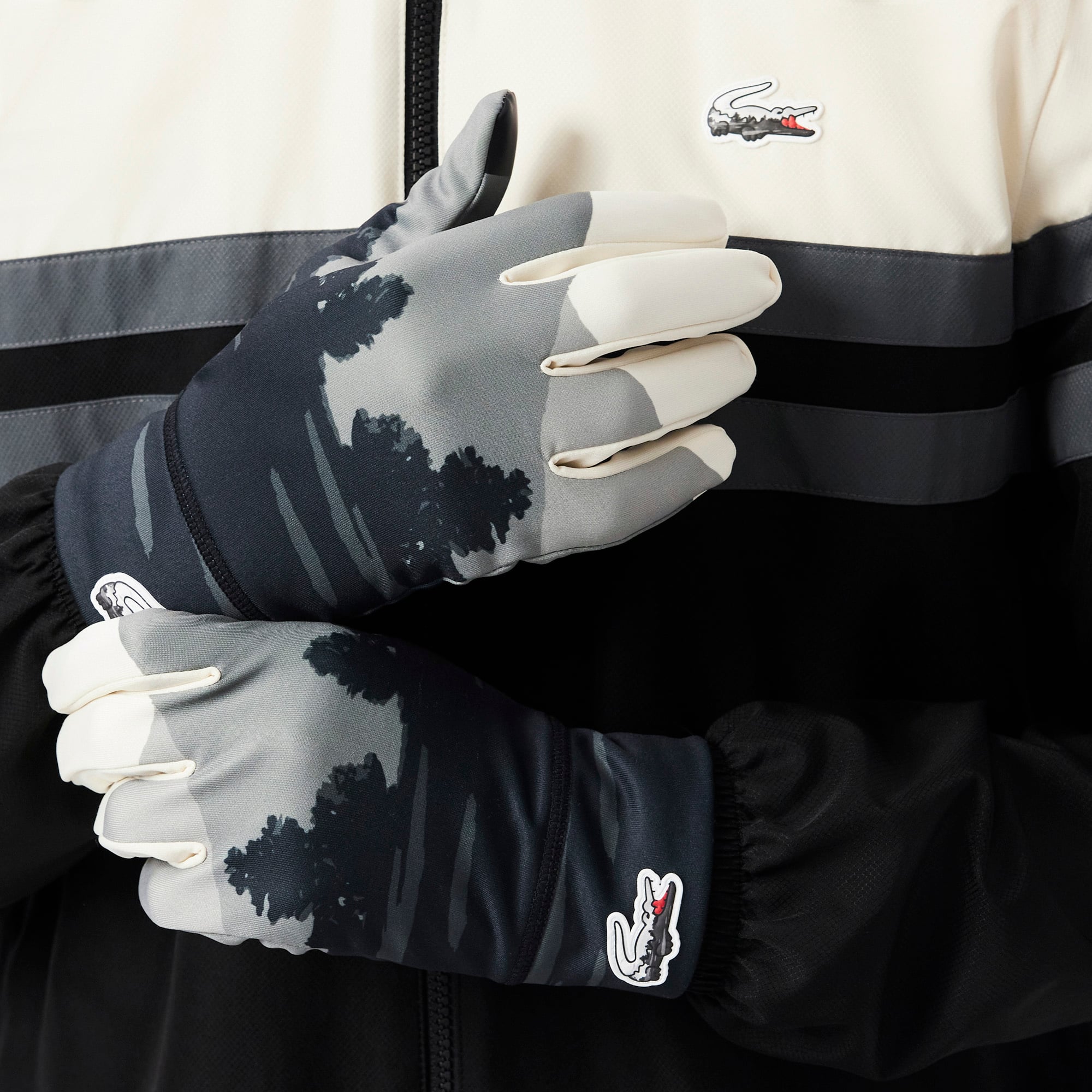 Thumbnail - Lacoste Handschuhe aus Fleece mit Landschaftsmotiv - Weiß / Schwarz Size L