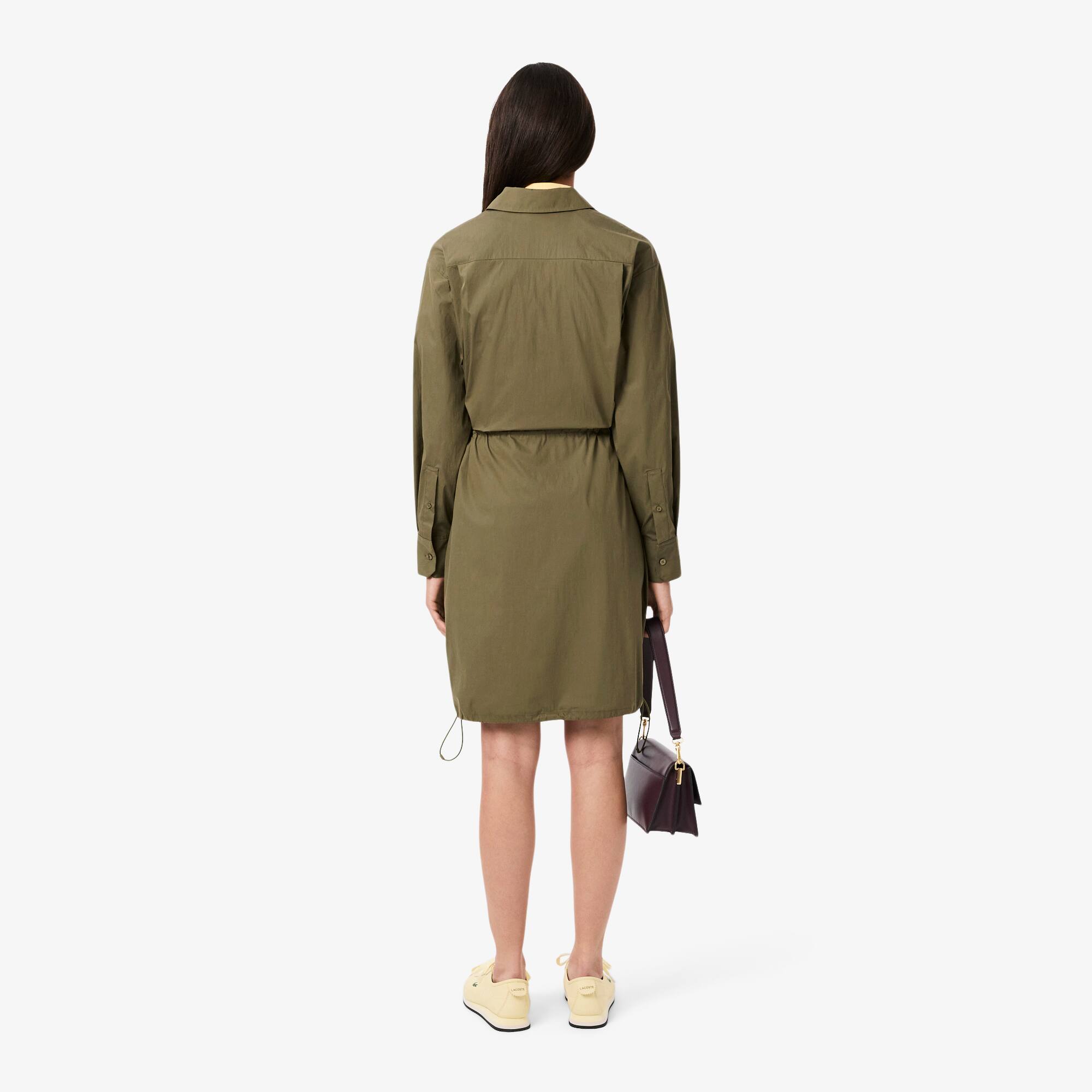 Thumbnail - Lacoste Oversized-Shirt-Kleid aus Baumwolle mit Reißverschluss vorn - Khaki Grün Size 36