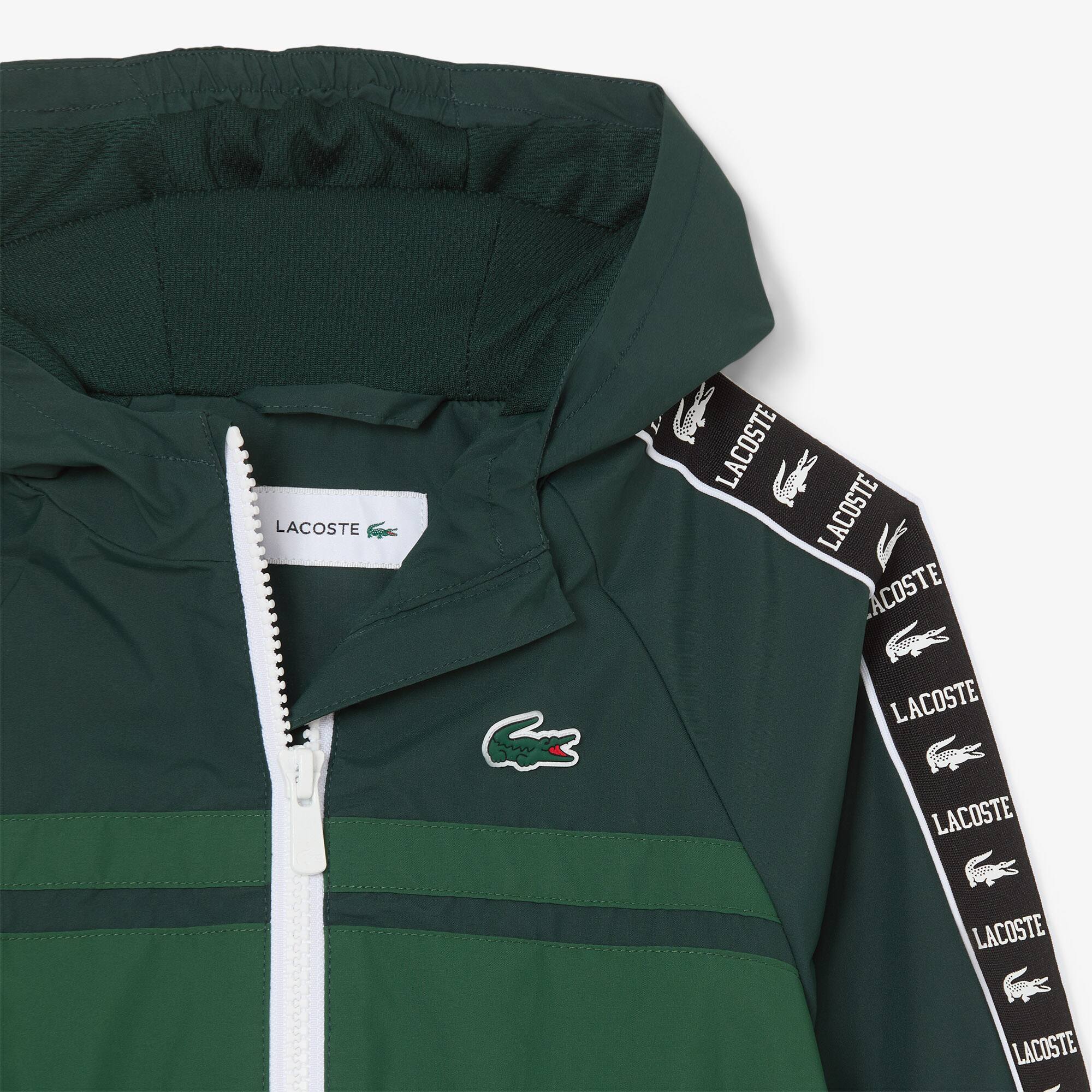 Thumbnail - Lacoste Sportliche Puffer-Jacke mit Kapuze und Logostreifen - Sinople Grün Size 6 - 6A