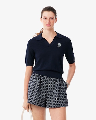 Polo de punto de cuello abierto con insignia y corte regular