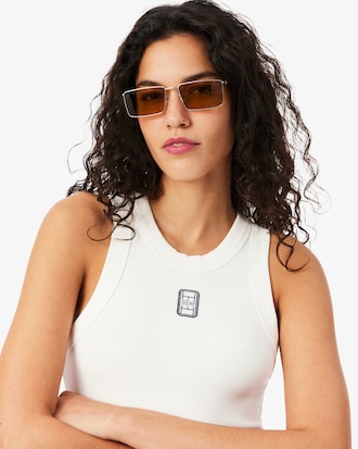 Camiseta de tirantes de punto de canal&eacute; de corte ajustado con insignia