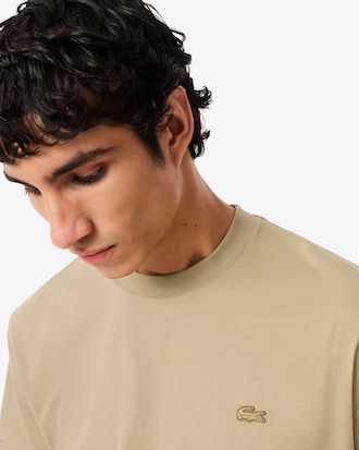 Camiseta con firma bordada