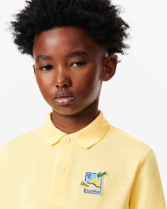 Polo Lacoste × Club Med de piqué con insignia