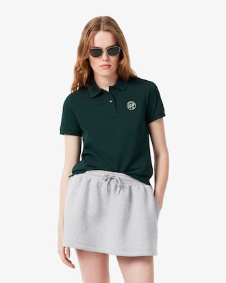 Polo de petit piqu&eacute; con insignia de corte regular
