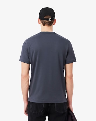 Camiseta con firma bordada