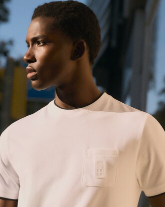 Camiseta de tenis con insignia Heritage Ultra-Dry