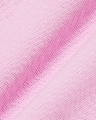 Polo de corte cl&aacute;sico con detalles de marca gr&aacute;ficos