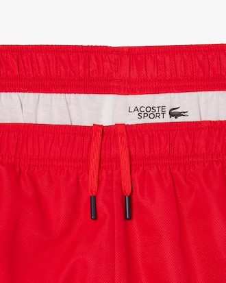 Pantal&oacute;n corto de rayas con logotipo deportivo