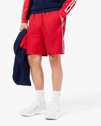 Pantal&oacute;n corto de rayas con logotipo deportivo