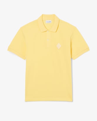 Polo de piqu&eacute; de corte cl&aacute;sico con insignia en contraste
