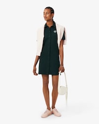 Vestido de tenis de piqu&eacute; con cuello polo e insignia