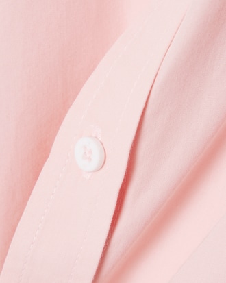 Camisa de popel&iacute;n con insignia bordada