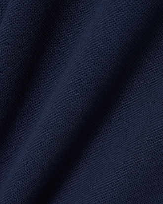 Polo de corte cl&aacute;sico con detalles de marca en relieve