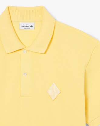 Polo de piqu&eacute; de corte cl&aacute;sico con insignia en contraste