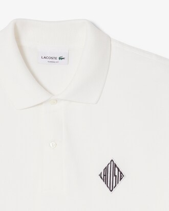 Polo de piqu&eacute; de corte cl&aacute;sico con insignia en contraste