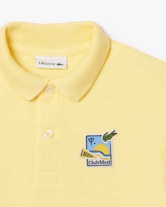 Polo Lacoste × Club Med de piqué con insignia